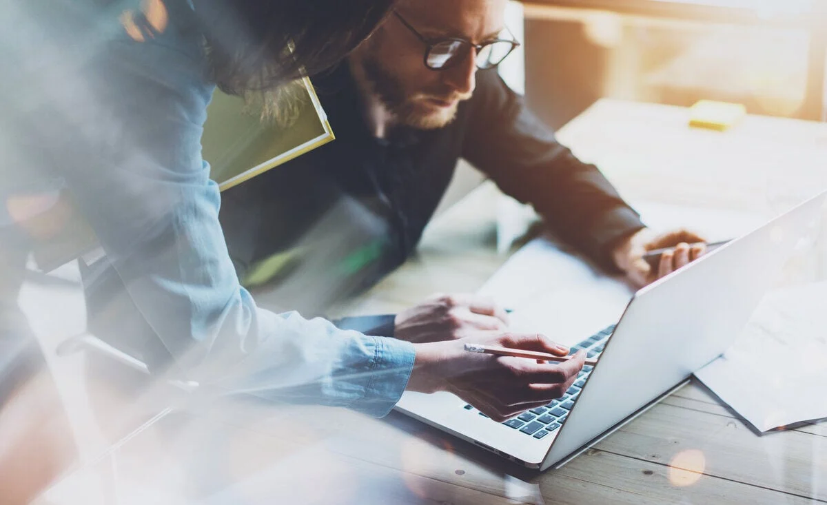 Blog20-20people20looking20at20laptop-9