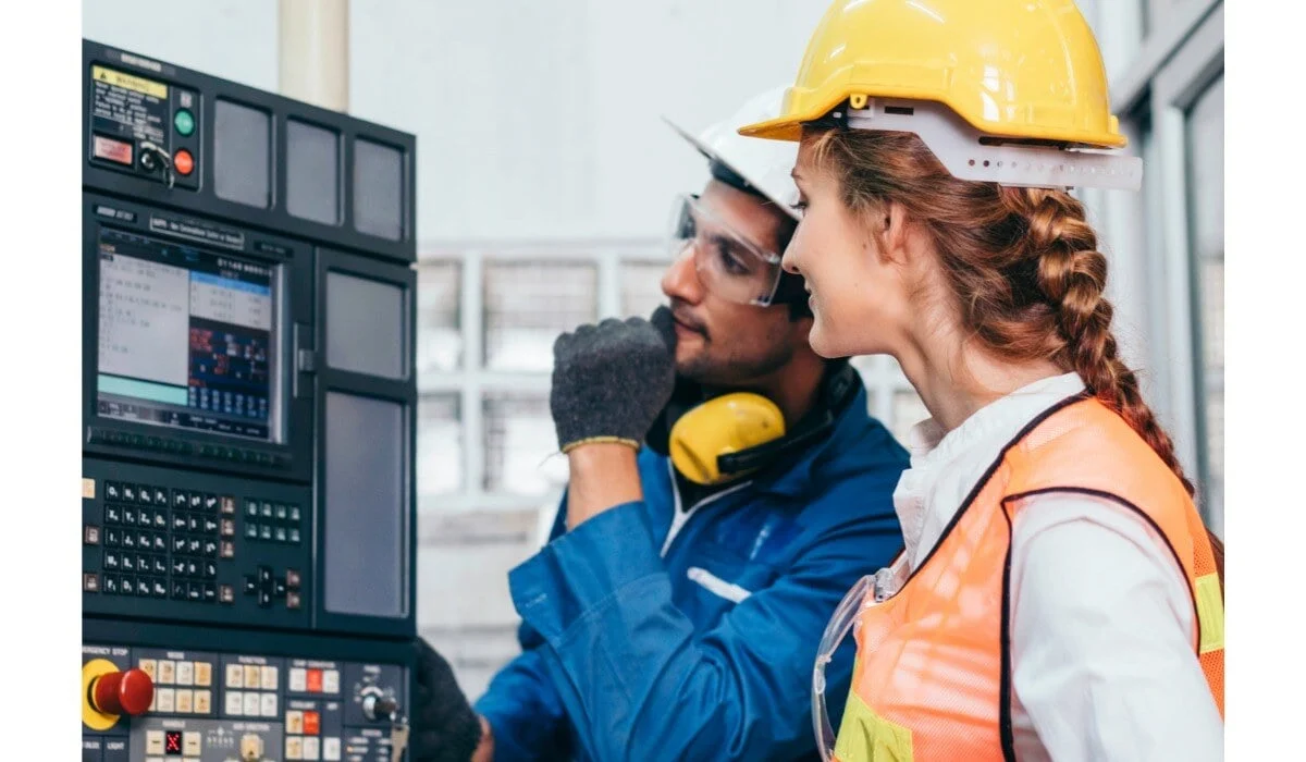 safety20workers20look20at20data-2