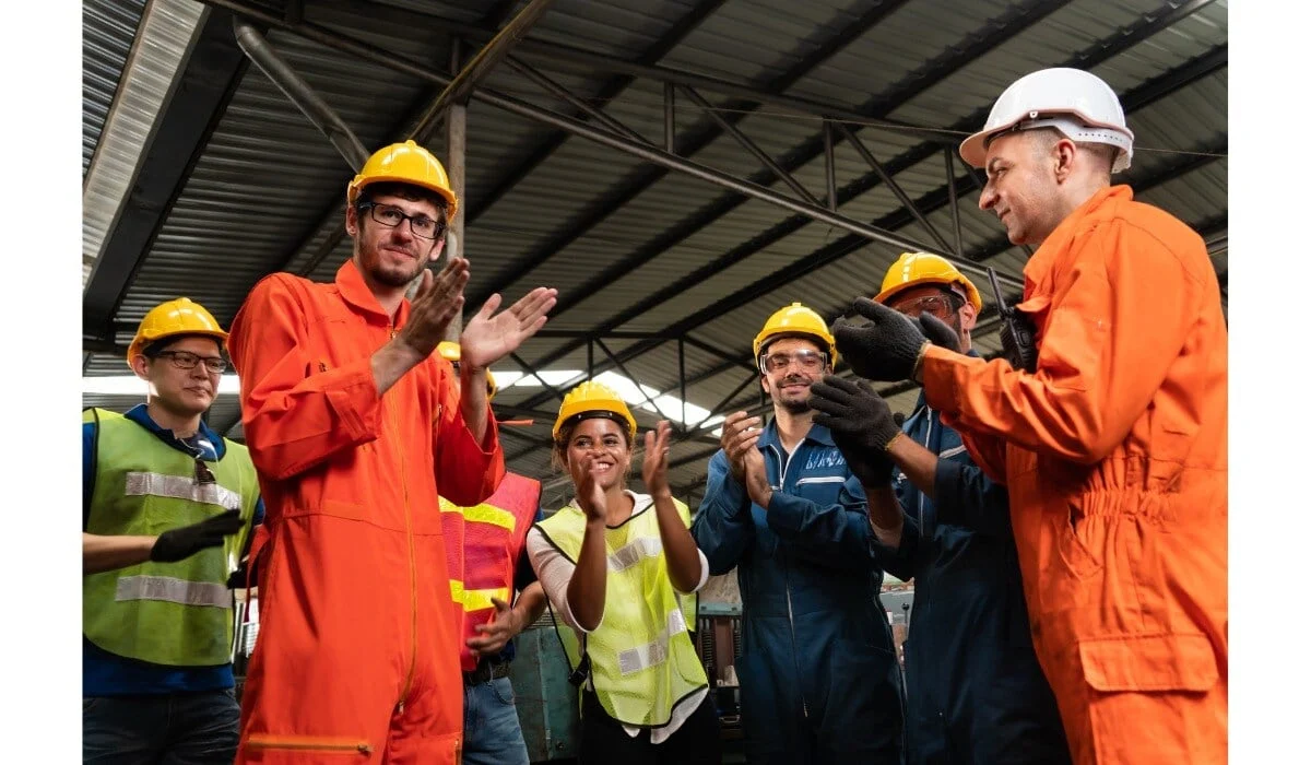 team20of20workers20in20hard20hats20and20hi20viz20applauding-3
