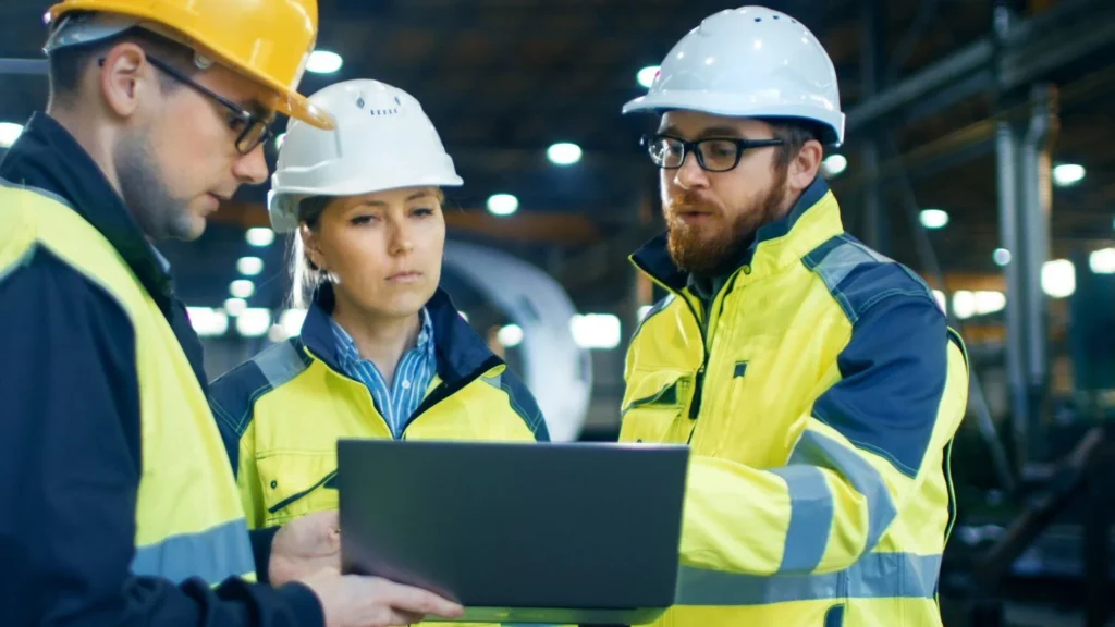Pillar-SDS-Case-study-three-people-with-hard-hats-looking-at-screen-1024×576